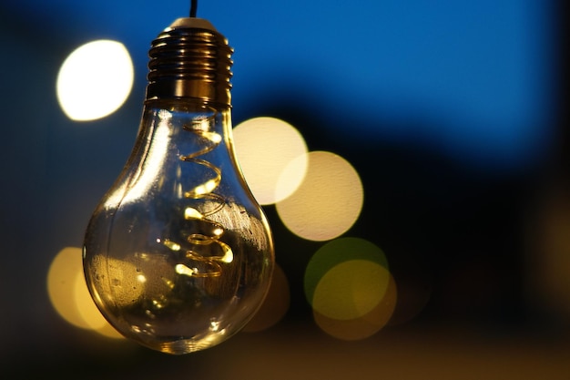Primer plano de la botella iluminada