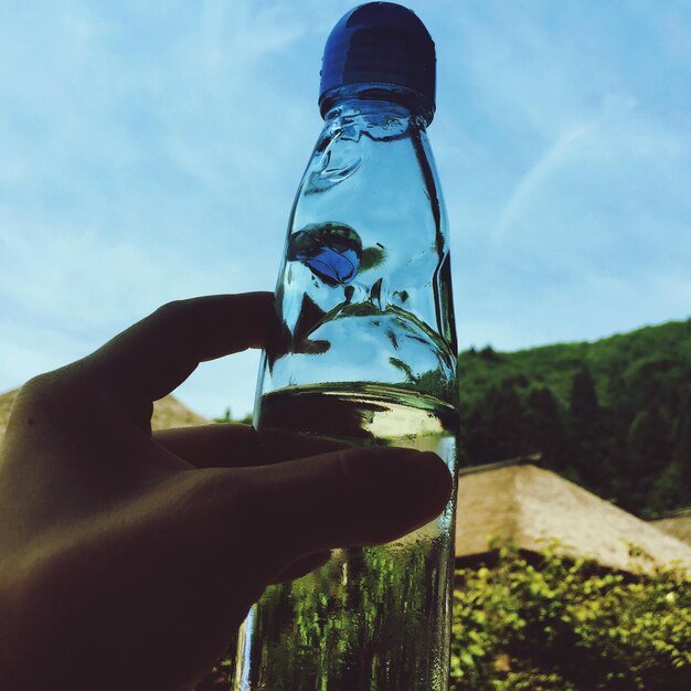 Foto primer plano de la botella en la mano