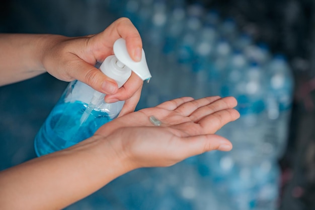 Foto primer plano de la botella en la mano