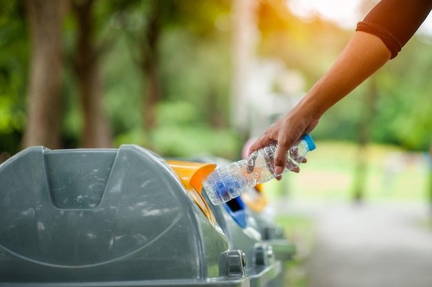 Primer plano de la botella en la mano