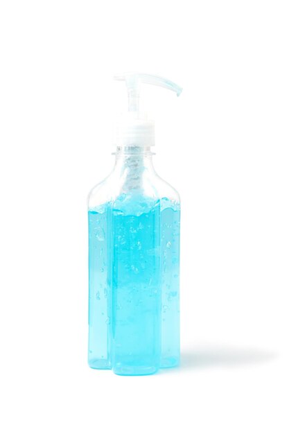 Primer plano de una botella de vidrio contra un fondo blanco