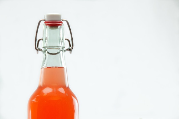 Foto primer plano de una botella de vidrio contra un fondo blanco