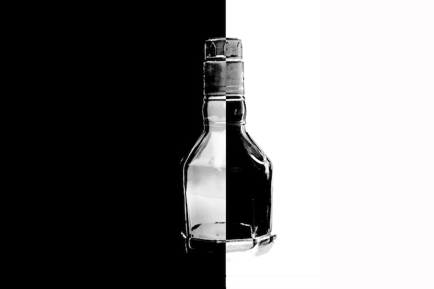 Foto primer plano de una botella de vidrio contra un fondo negro