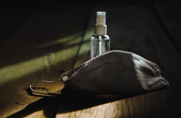 Foto primer plano de una botella de vidrio en la mesa