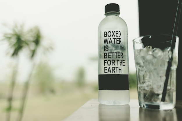 Foto primer plano de una botella de vidrio en la mesa