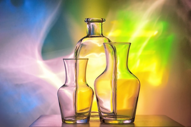 Primer plano de una botella de vidrio sobre la mesa