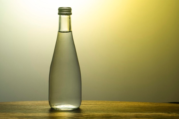Foto primer plano de una botella de vidrio vacía en la mesa