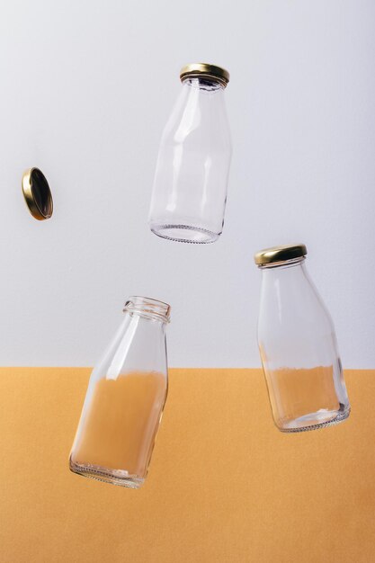 Foto primer plano de una botella de vidrio vacía en la mesa