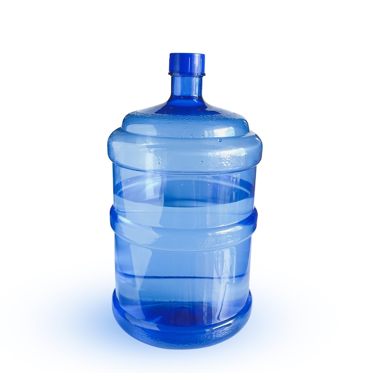 Primer plano de botellas de agua mineral en azul crudo y líneas