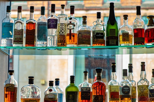 Primer plano de las botellas de colores