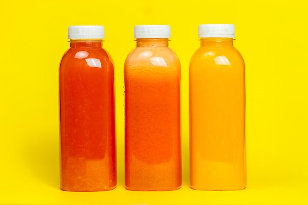 Foto primer plano de las botellas contra un fondo amarillo