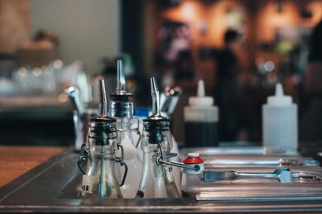 Primer plano de las botellas en la mesa