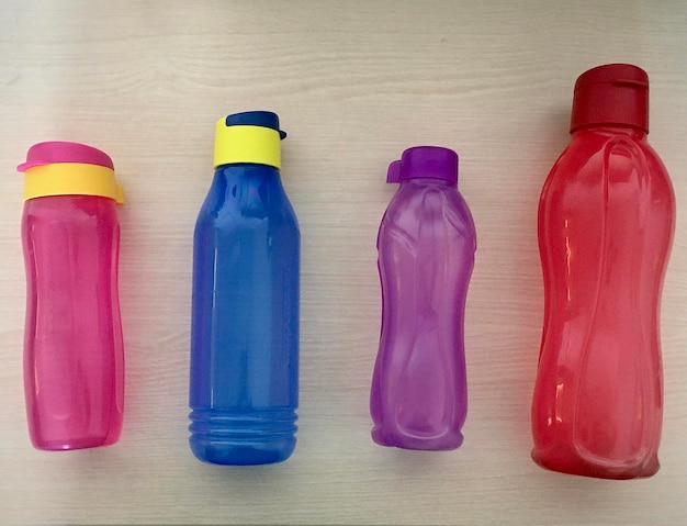 Foto primer plano de botellas multicolores en la mesa