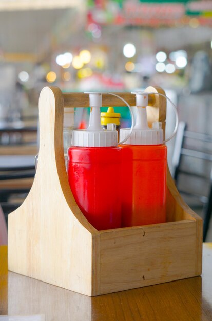 Foto primer plano de botellas rojas en la mesa en un restaurante