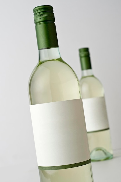 Primer plano de botellas de vino contra un fondo blanco