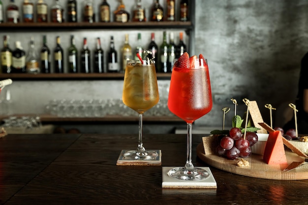 Primer plano de las botellas de vino en la mesa