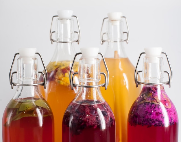 Primer plano de las botellas de vino en la mesa