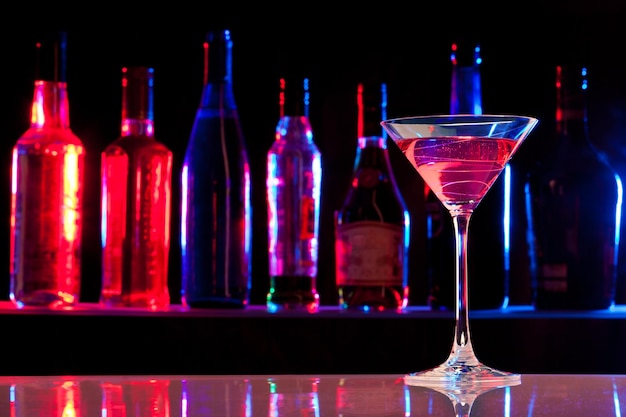 Primer plano de las botellas de vino en la mesa