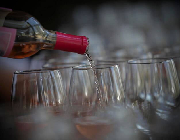 Foto primer plano de botellas de vino en vidrio