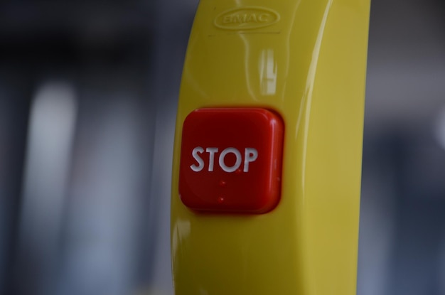 Primer plano del botón de parada en el mango del autobús