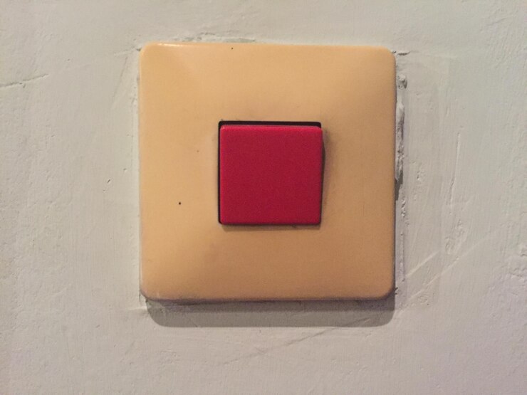 Foto primer plano del botón de presión montado en la pared