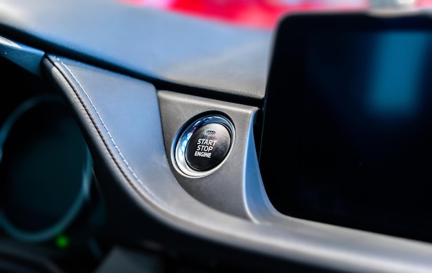 Primer plano del botón de presión con texto en el coche