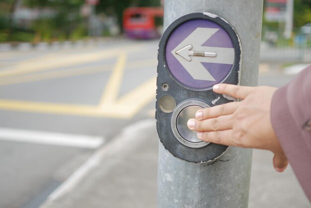 Primer plano del botón de señal de cruce en Singapur