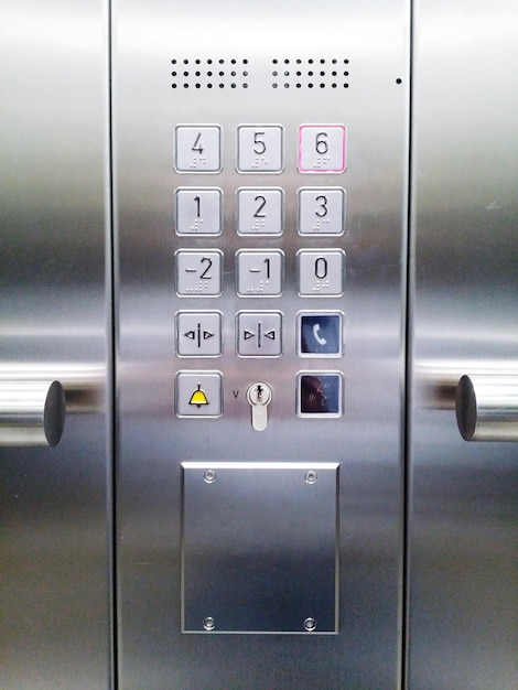 Primer plano de los botones del ascensor