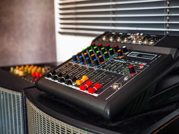 Foto primer plano de los botones del equipo de grabación de sonido control del mezclador ingeniero de música control de backstage