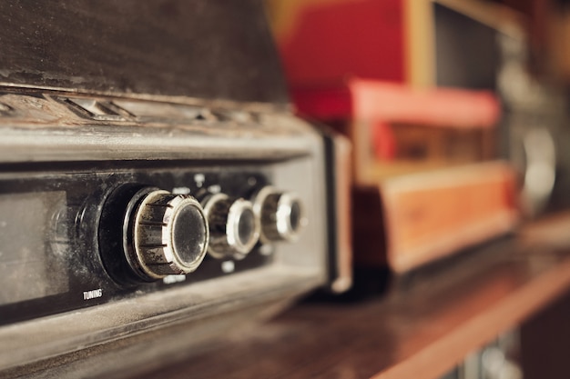 Foto primer plano de botones del receptor de radio vintage