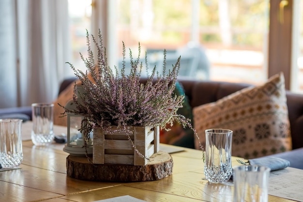 Foto primer plano de brezo rosa en maceta o flores de mirto en el restaurante decoración floral luz del día brezo en caja de madera otoño otoño acción de gracias decoración de halloween