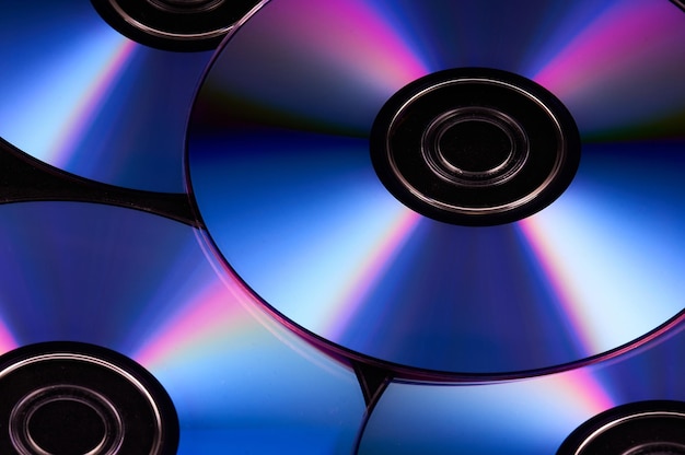 Un primer plano de los brillantes y coloridos discos DVD