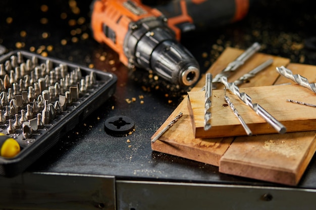 Primer plano de una broca de metal en el taller