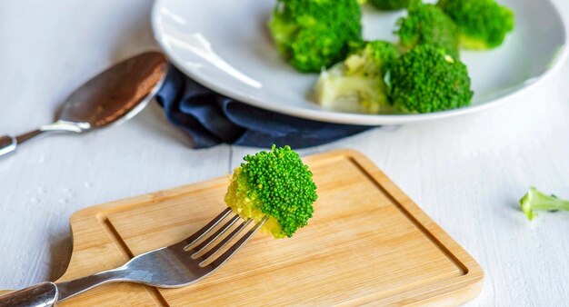 Primer plano de brócoli de vegetales frescos verdes Brócoli verde fresco en brócoli de madera capaz