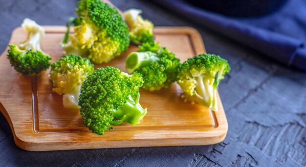 Primer plano de brócoli de vegetales frescos verdes Brócoli verde fresco en la mesa de madera