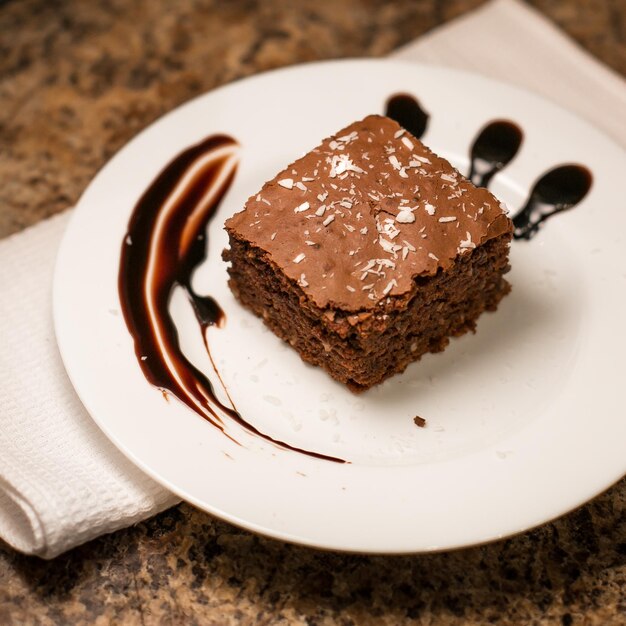 Foto primer plano de un brownie en el plato