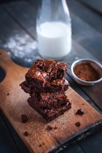 Foto primer plano de brownies de chocolate caseros en la tabla de cortar