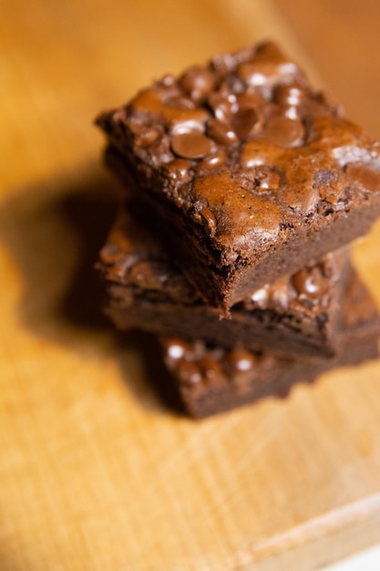 Primer plano de los brownies en la mesa