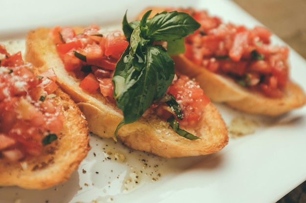 Primer plano de la bruschetta en el plato