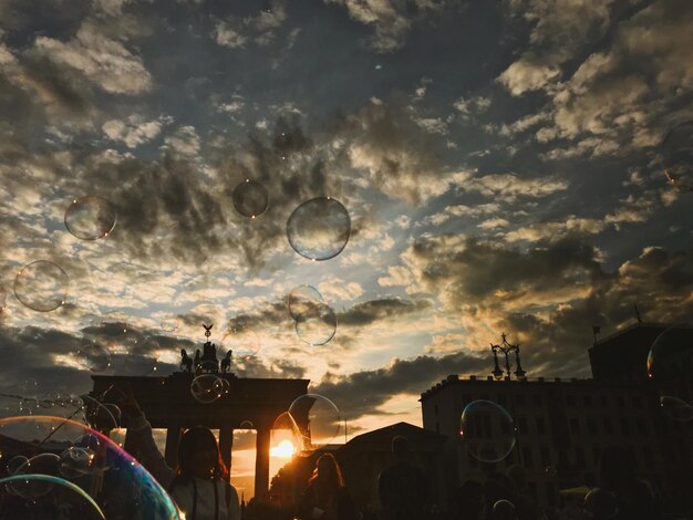 Primer plano de burbujas contra el cielo al atardecer