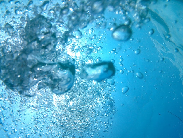 Foto primer plano de las burbujas bajo el mar