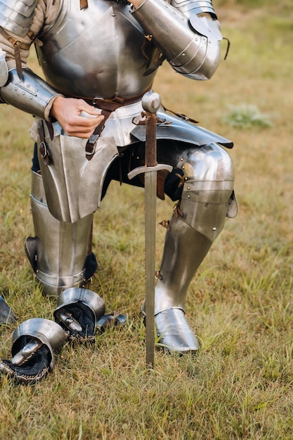 Foto primer plano de un caballero medieval con armadura preparándose para la batalla