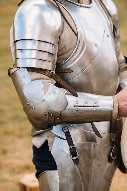 Foto primer plano de un caballero medieval con armadura preparándose para la batalla