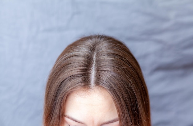 Foto primer plano de cabello castaño en la cabeza de una mujer