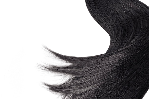 Un primer plano de un cabello negro con un trazado de recorte