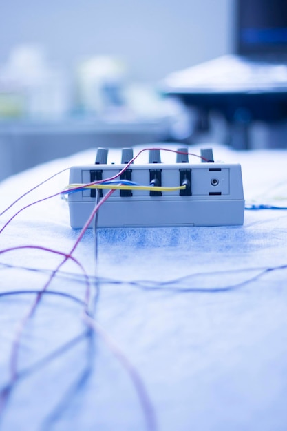 Primer plano de una cabina telefónica en la mesa