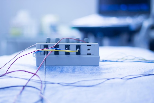 Primer plano de una cabina telefónica en la mesa