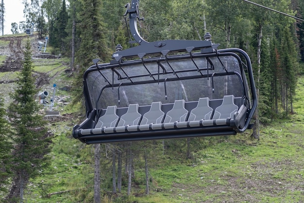 Primer plano de una cabina de telesilla en el fondo de las montañas