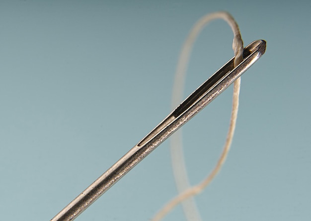Primer plano del cable contra un cielo despejado