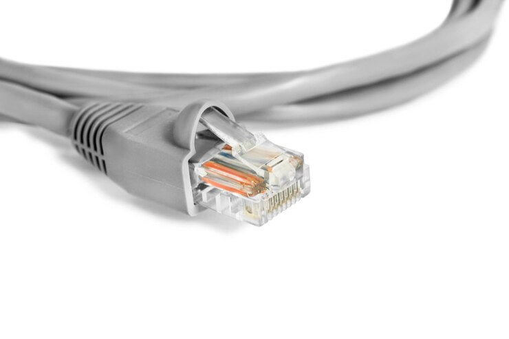 Foto primer plano de cable de enchufe rj45 aislado en bakground blanco